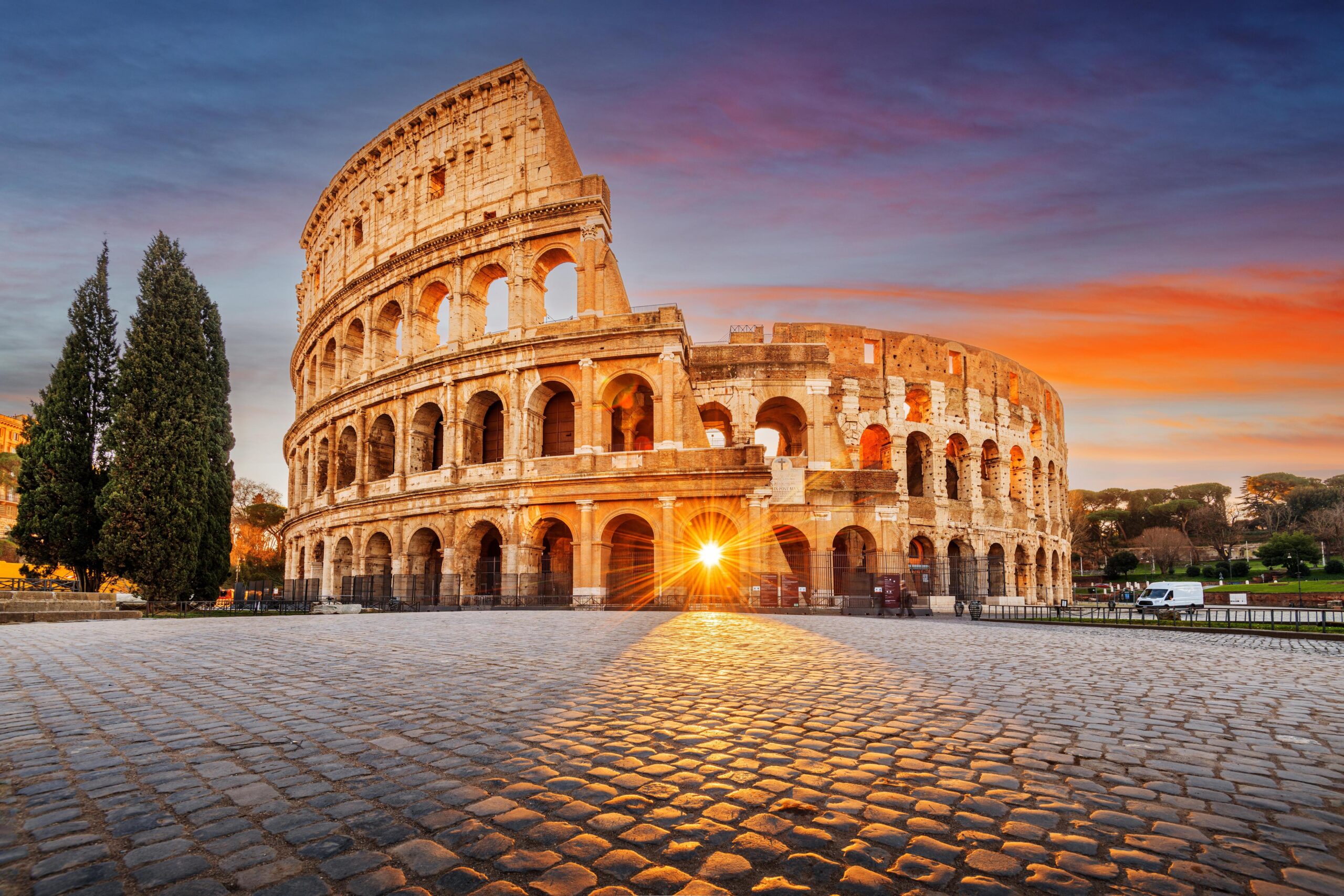 rome,,italy,at,the,colosseum,amphitheater,with,the,sunrise,through